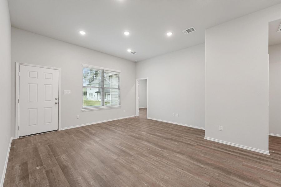 Spacious, unfurnished interior of a new home in , Lufkin (Image 16).