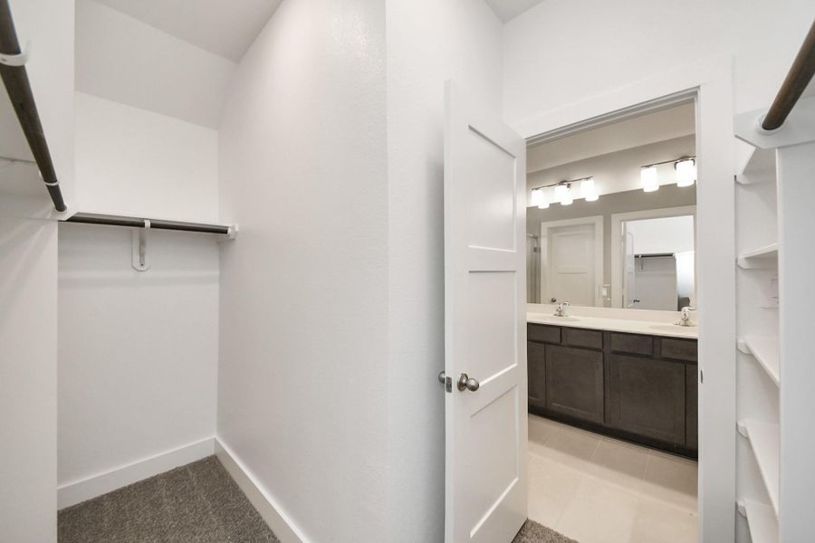 Spacious, unfurnished interior of a new home in , Tomball (Image 23).