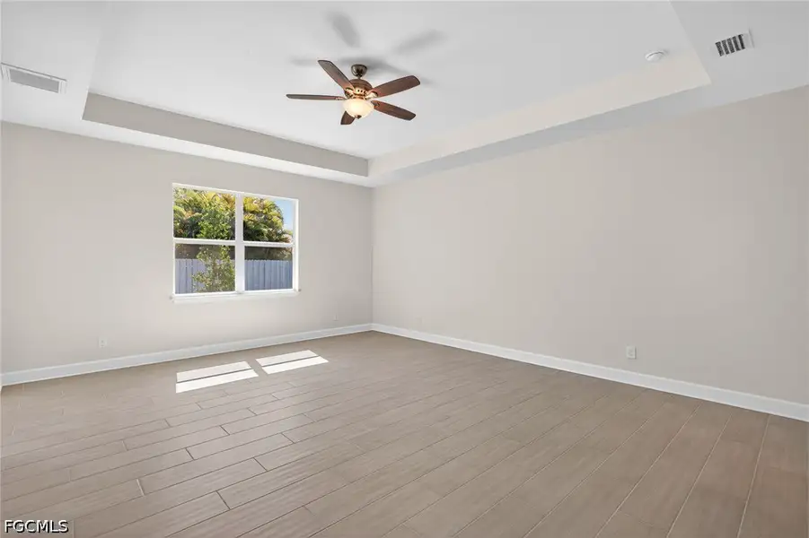 Spacious, unfurnished interior of a new home in Cape Coral, Cape Coral (Image 16).
