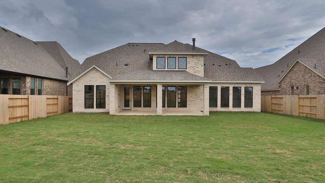 Exterior details and patio area of a home in Briarley, Montgomery (Image 2).
