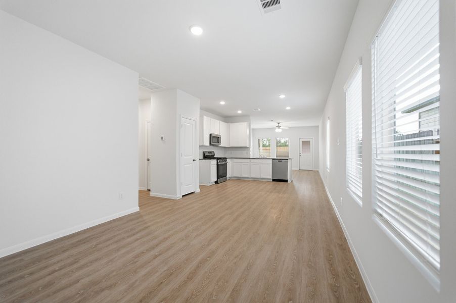 Spacious, unfurnished interior of a new home in The Pines at Seven Coves, Willis (Image 12).