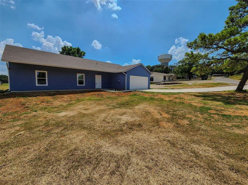 Exterior details and patio area of a home in , Kennedale (Image 4).