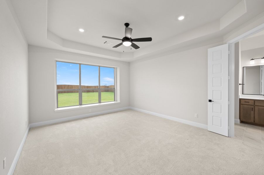Spacious, unfurnished interior of a new home in Myrtle Creek, Waxahachie (Image 20).