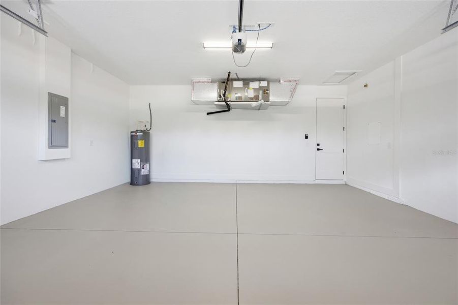 Spacious, unfurnished interior of a new home in , Dunnellon (Image 34).