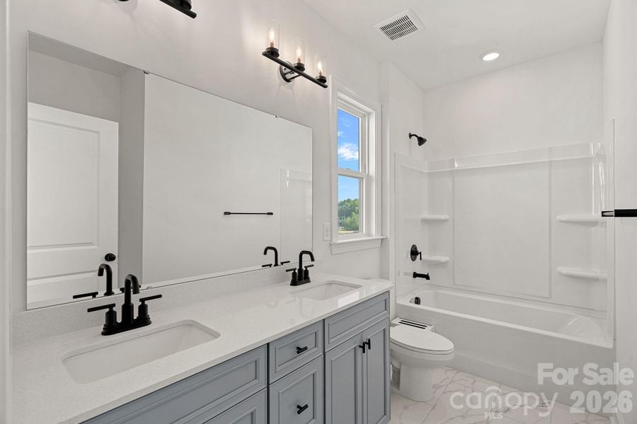 Jack n Jill Bath (Bathroom 3)