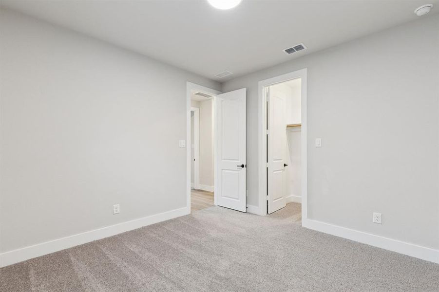 Spacious, unfurnished interior of a new home in Dove Hollow, Waxahachie (Image 20).