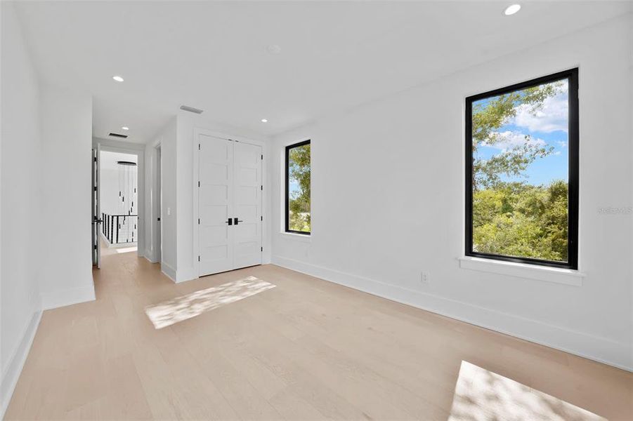 Spacious, unfurnished interior of a new home in , Tampa (Image 31).