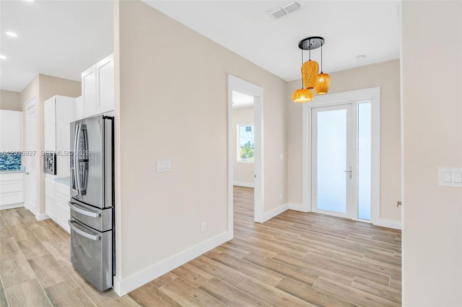 Spacious, unfurnished interior of a new home in , Big Pine Key (Image 25).