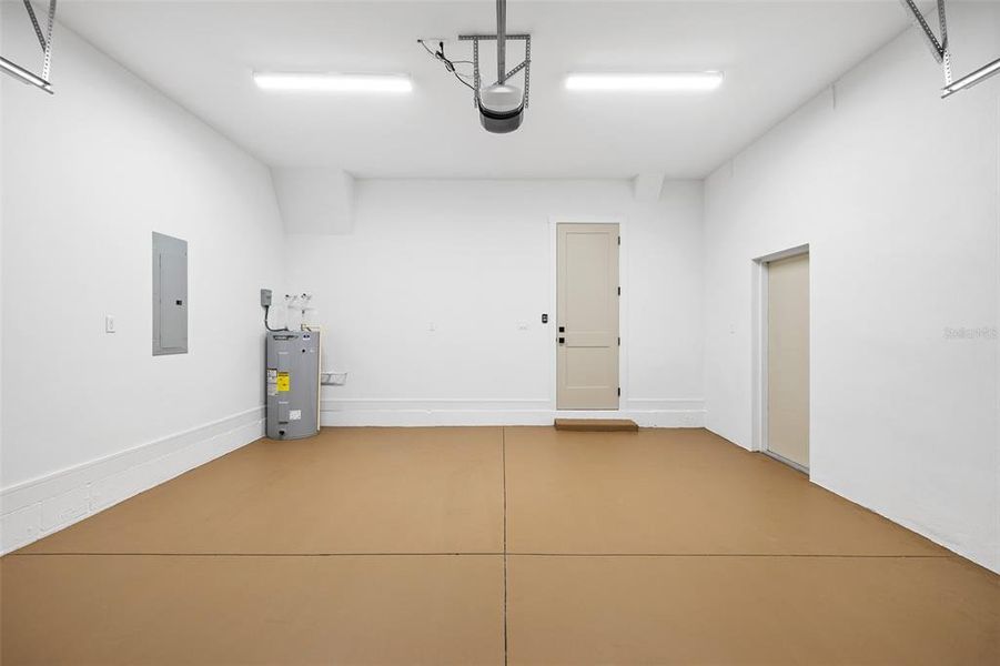 Spacious, unfurnished interior of a new home in , Tampa (Image 35).