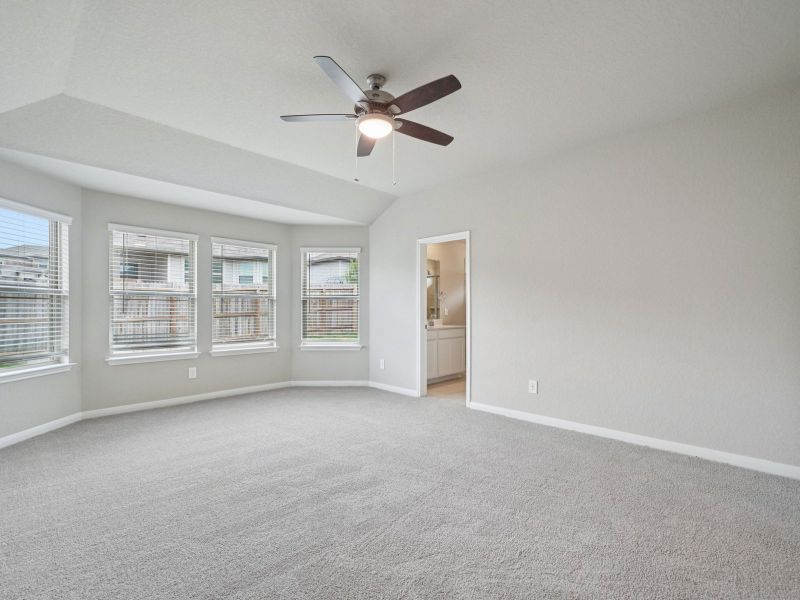Spacious, unfurnished interior of a new home in Comanche Ridge, San Antonio (Image 13).