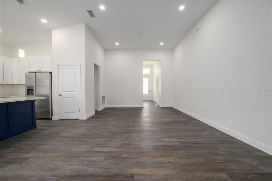Spacious, unfurnished interior of a new home in , Orlando (Image 16).