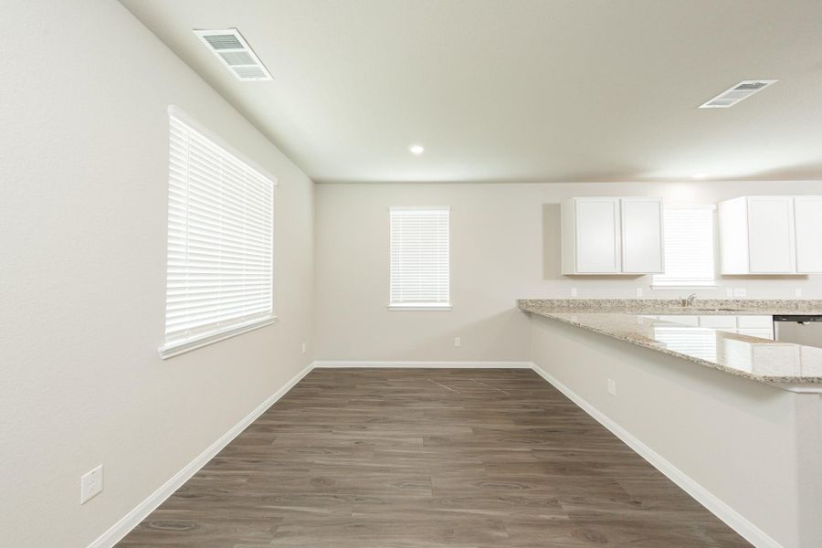 Spacious, unfurnished interior of a new home in Cliffstone Hills, Conroe (Image 15).