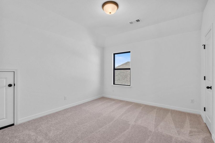 Spacious, unfurnished interior of a new home in Blue Heron Estates, Mont Belvieu (Image 36).