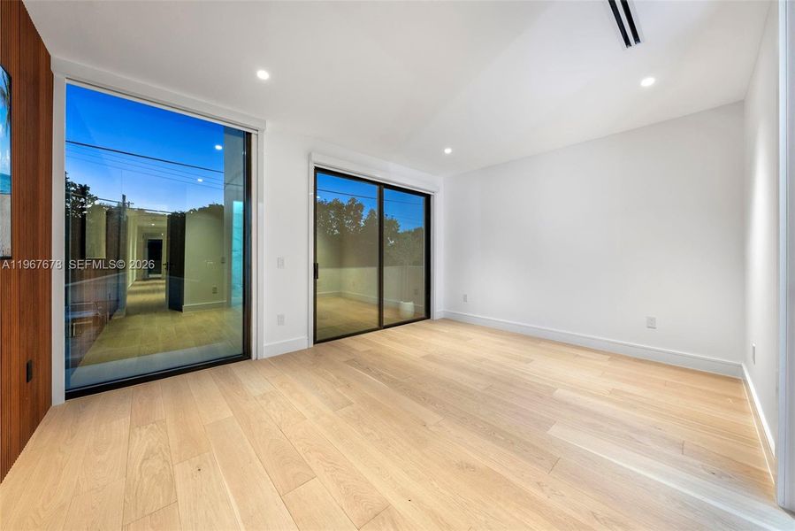 Spacious, unfurnished interior of a new home in , Miami (Image 79).