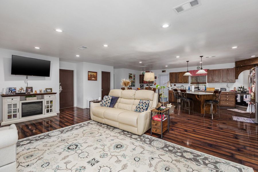 Furnished interior view inside a new home in , Lufkin (Image 6).