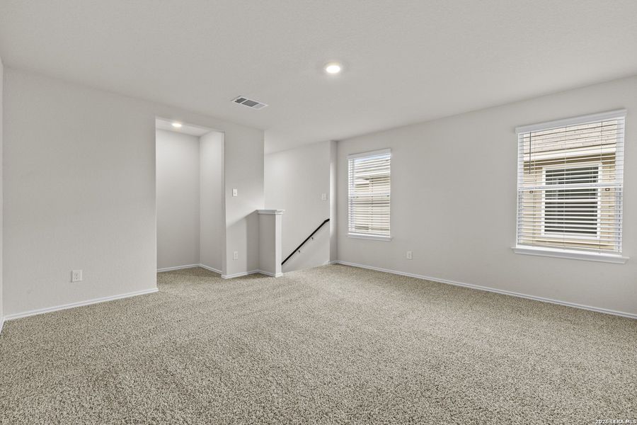Spacious, unfurnished interior of a new home in Winding Creek, New Braunfels (Image 22).
