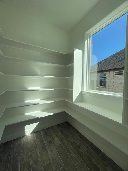 Spacious, unfurnished interior of a new home in , Anahuac (Image 9).