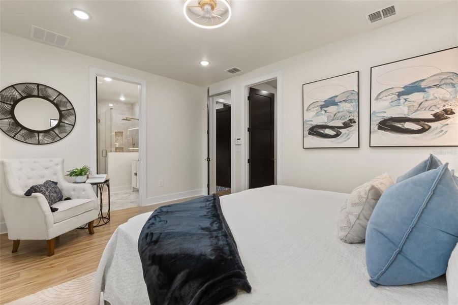 Furnished interior view inside a new home in , Orlando (Image 67).