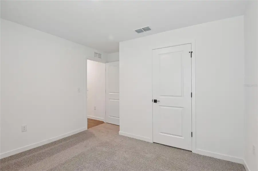Spacious, unfurnished interior of a new home in Royal Highlands, Weeki Wachee (Image 6).