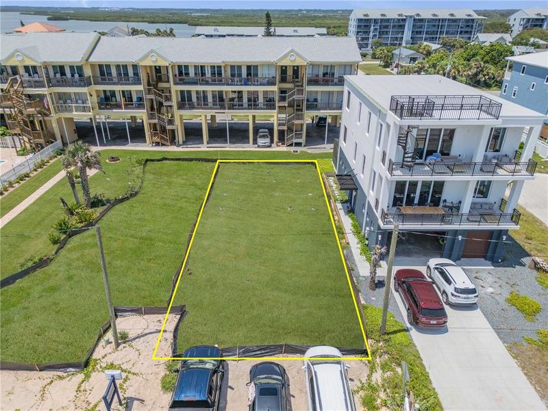 Condo located in New Smyrna Beach, FL showcasing its design and architecture (Image 11).