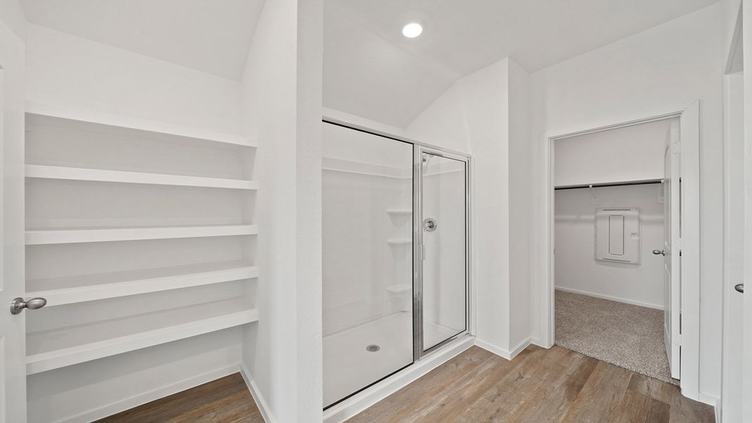 Spacious, unfurnished interior of a new home in Sunterra Lakes, Katy (Image 18). Spacious, unfurnished interior of a new home in Sunterra Lakes, Katy (Image 18).