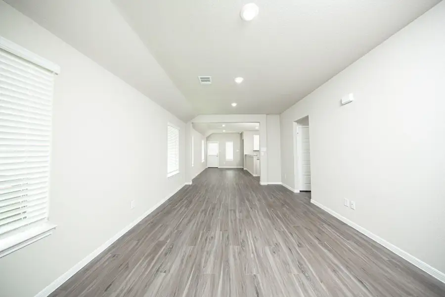 Spacious, unfurnished interior of a new home in Mackenzie Creek, Conroe (Image 10).