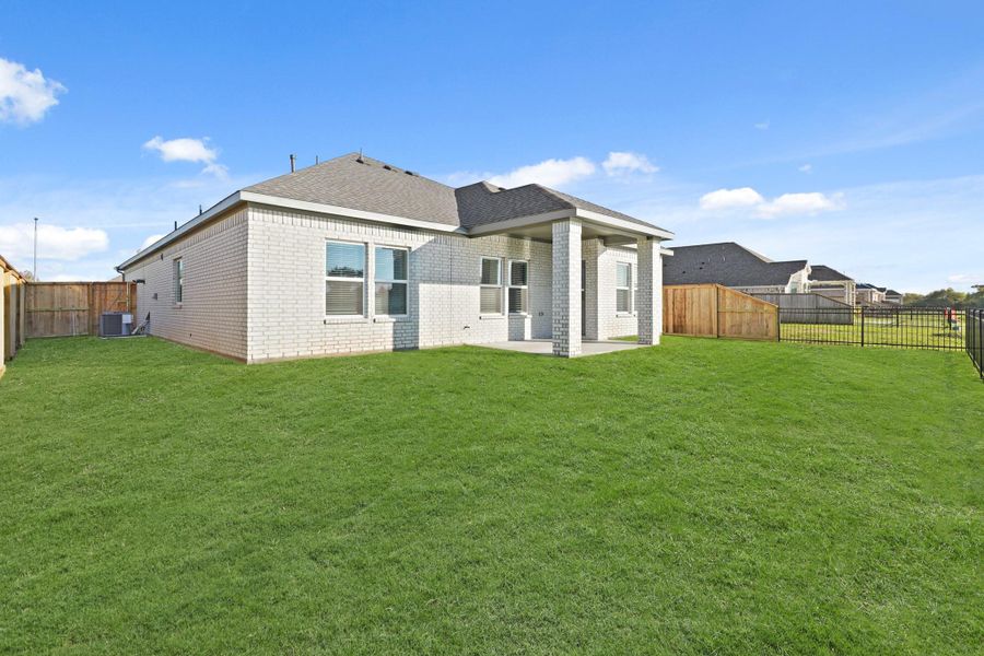Exterior details and patio area of a home in Woodshore, Clute (Image 4).
