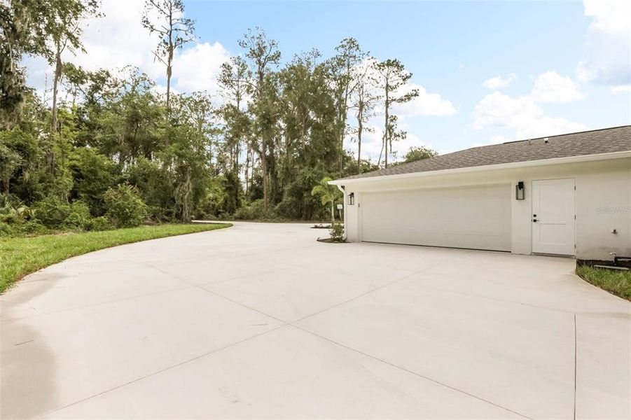 Exterior details and patio area of a home in , Umatilla (Image 28).