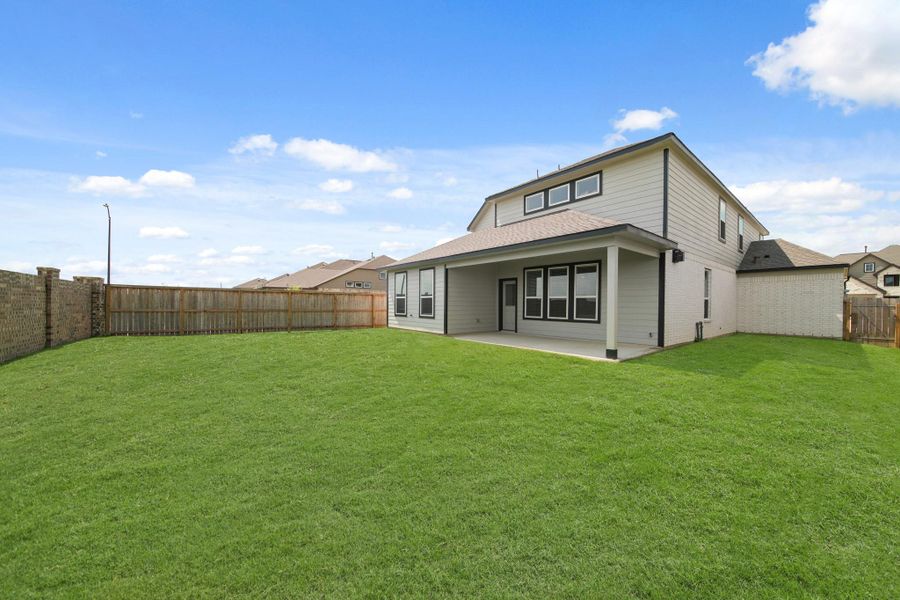 Exterior details and patio area of a home in Beacon Hill, Waller (Image 3).