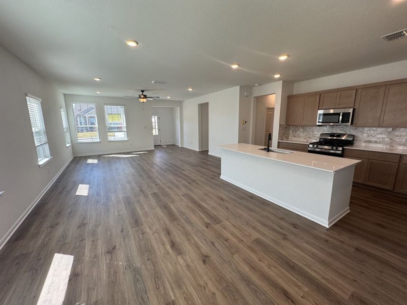 Spacious, unfurnished interior of a new home in Village at Three Oaks, Seguin (Image 11).