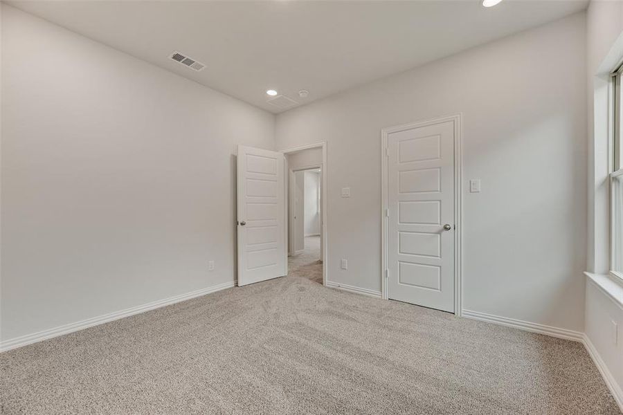 Spacious, unfurnished interior of a new home in Villages of Hurricane Creek, Anna (Image 15).