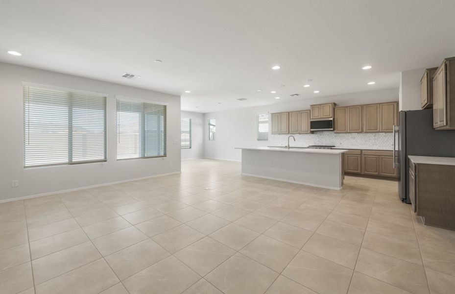Spacious, unfurnished interior of a new home in Sun City Anthem at Merrill Ranch, Florence (Image 17).