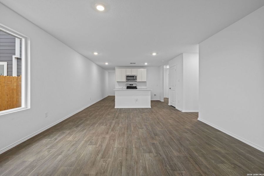 Spacious, unfurnished interior of a new home in Avenida, Converse (Image 12).