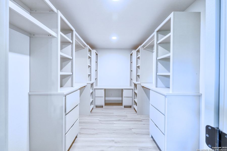 Furnished interior view inside a new home in , Uvalde (Image 7).