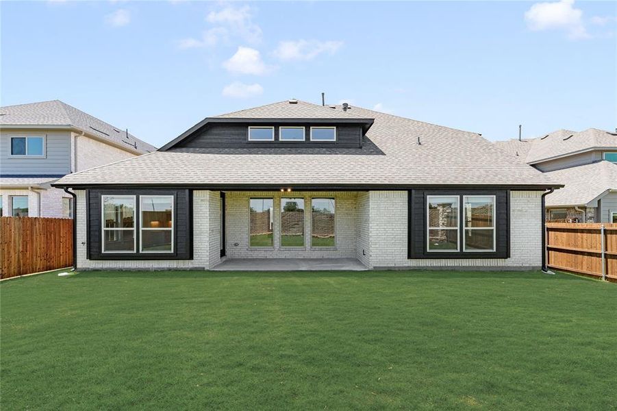Exterior details and patio area of a home in Chaparral Park, Oak Point (Image 4).