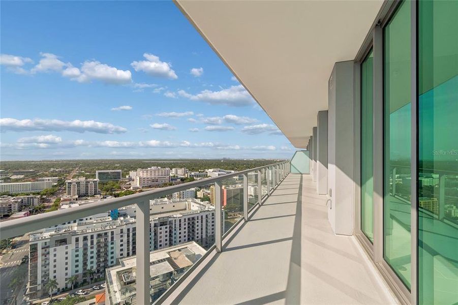 Condo located in St. Petersburg, FL showcasing its design and architecture (Image 43).