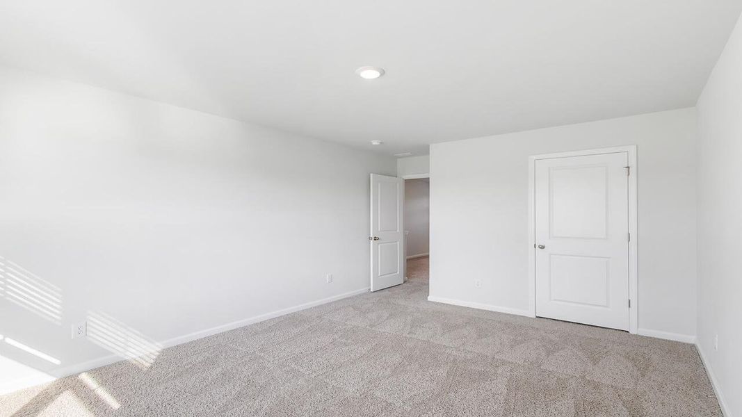 Spacious, unfurnished interior of a new home in Sheep Island, Summerville (Image 19).