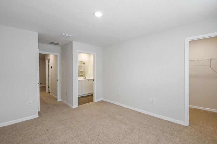 Spacious, unfurnished interior of a new home in Pasadena Woods, Dade City (Image 13).