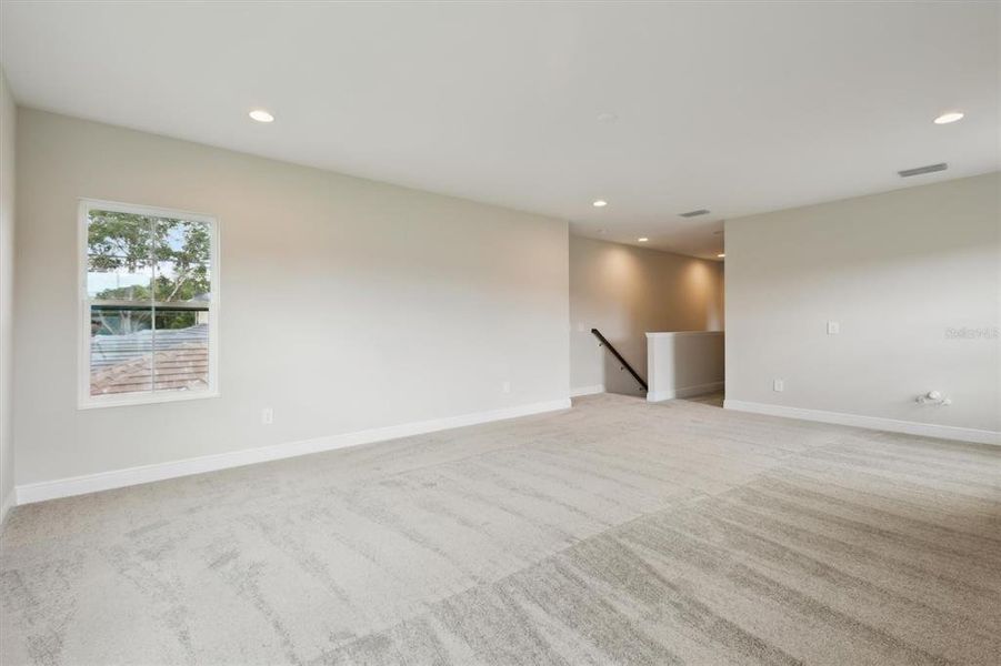 Spacious, unfurnished interior of a new home in Crestwood Estates, Valrico (Image 18).