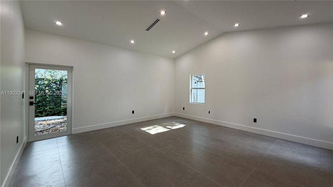Spacious, unfurnished interior of a new home in , Palmetto Bay (Image 16).