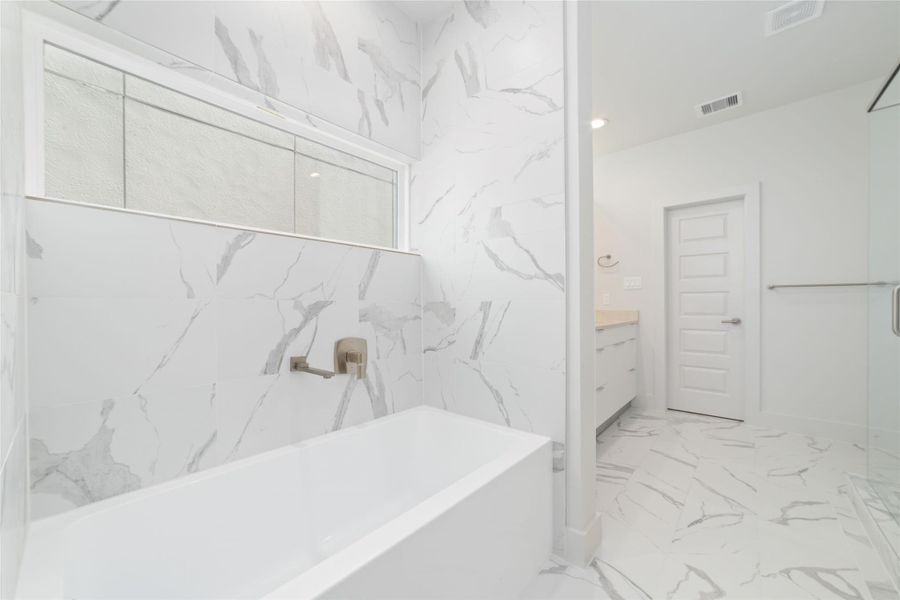 Furnished interior view inside a new home in Alicante, Houston (Image 27).