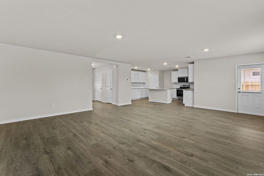 Spacious, unfurnished interior of a new home in Laurel Vistas, San Antonio (Image 18).