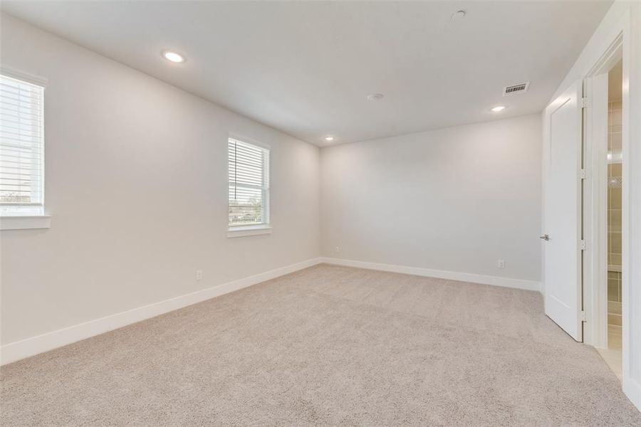 Spacious, unfurnished interior of a new home in Collin Creek, Plano (Image 24).