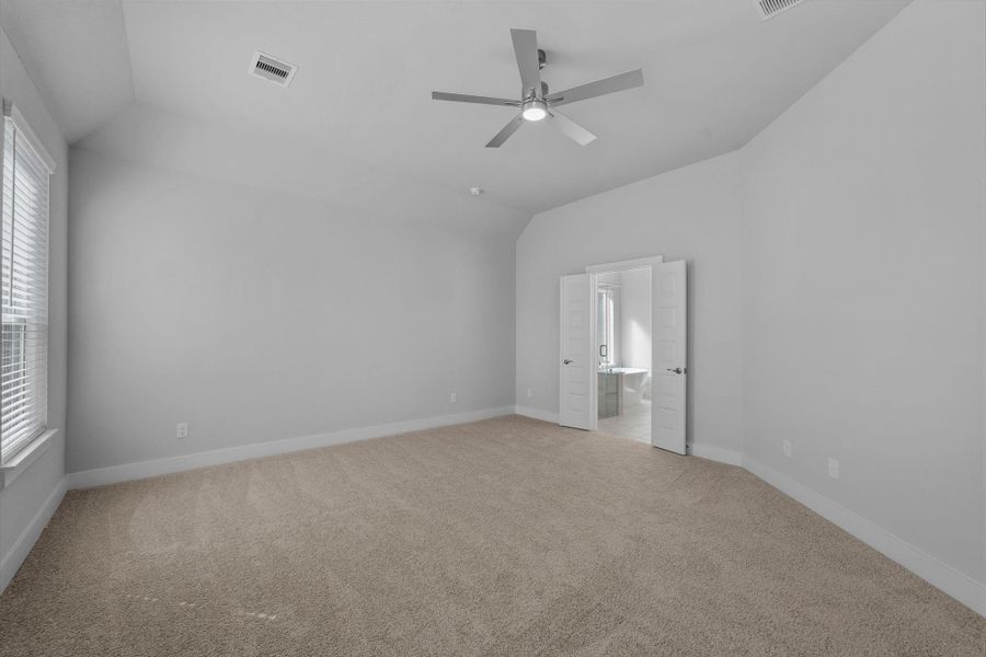 Spacious, unfurnished interior of a new home in Barton Creek Ranch, Conroe (Image 14).