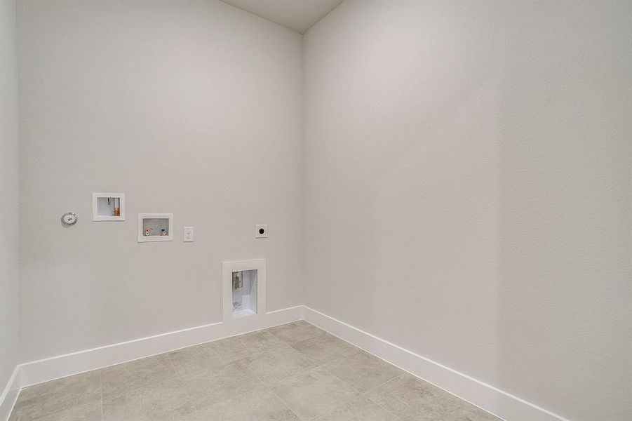 Spacious, unfurnished interior of a new home in Waterfall Ranch, Waxahachie (Image 32).