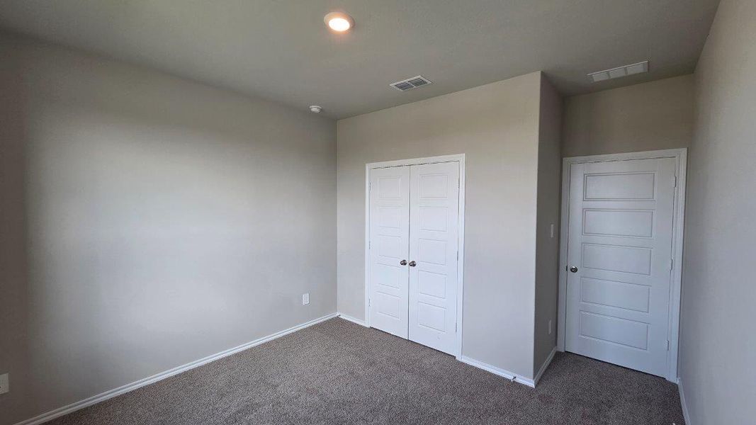 Spacious, unfurnished interior of a new home in Trails of Elizabeth Creek, Fort Worth (Image 13).