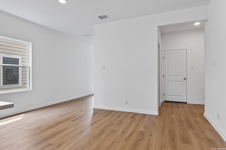 Spacious, unfurnished interior of a new home in Hennersby Hollow, San Antonio (Image 15).