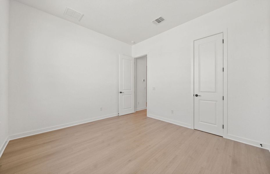 Spacious, unfurnished interior of a new home in 6 Creeks, Kyle (Image 18).
