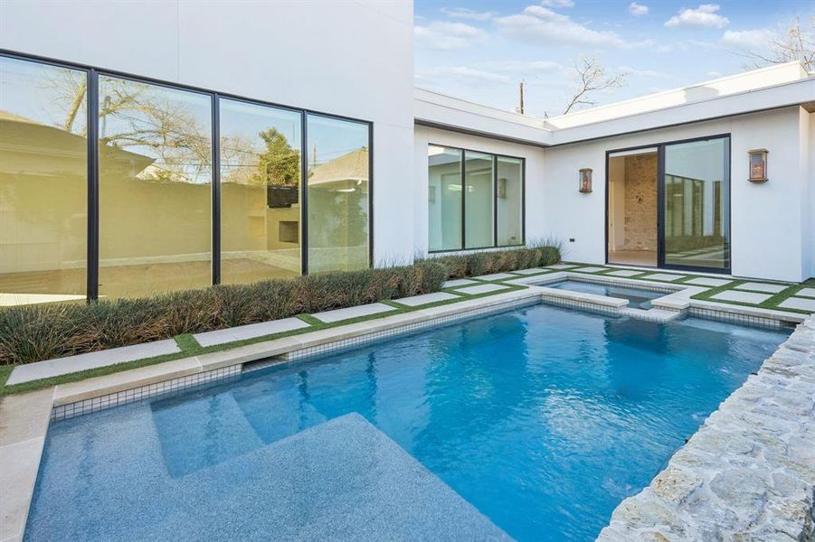 Exterior details and patio area of a home in , Dallas (Image 20).