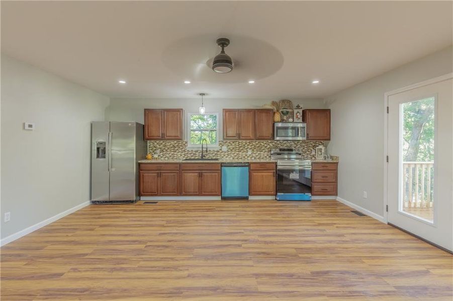 Spacious, unfurnished interior of a new home in , Menlo (Image 15).